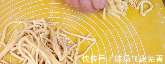 鸡蛋手擀面怎么做教你一招，面条爽滑筋道，吃着真过瘾！