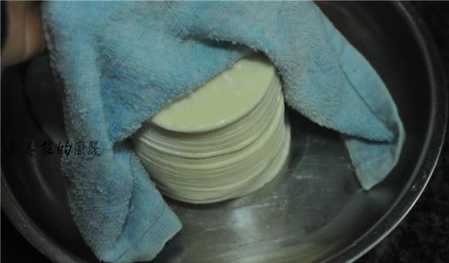 儿子三天两头要吃此早餐，平底锅一烙10分钟就上桌，解馋还顶饱