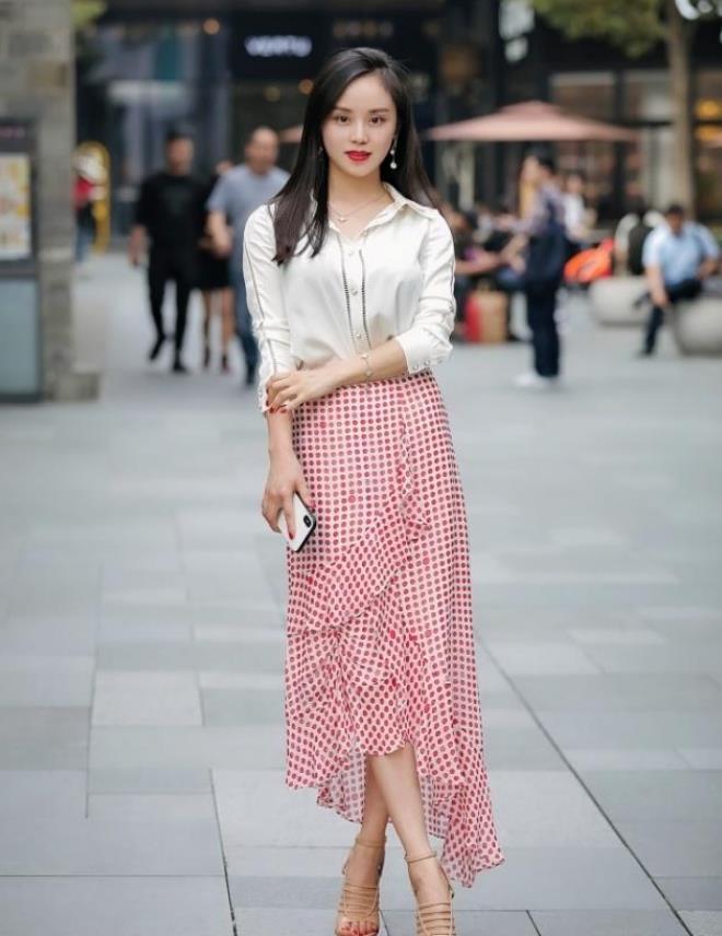 小姐姐 小美女白色T恤搭配上半身裙,既时尚又活泼,很显靓丽