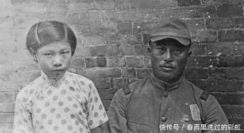 姑娘|日本鬼子罕见老照片：图二日寇搂着小姑娘，姑娘眼神让人很心痛！