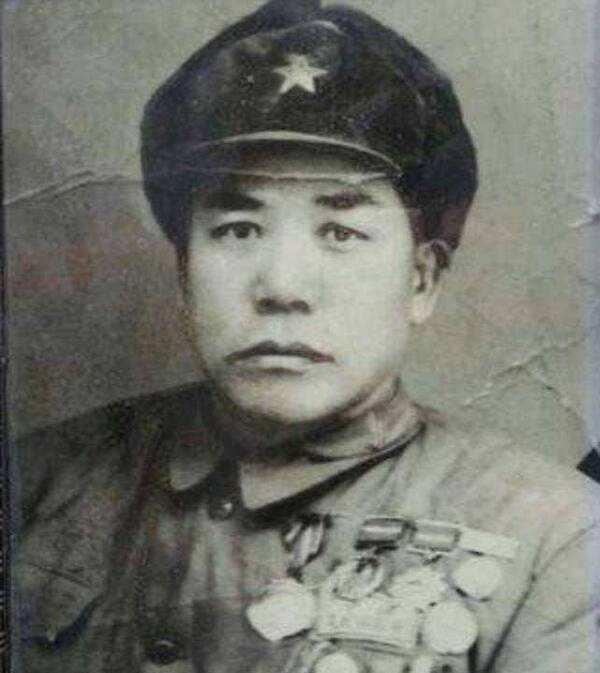他是华北军区排名第一的战斗英雄,战功