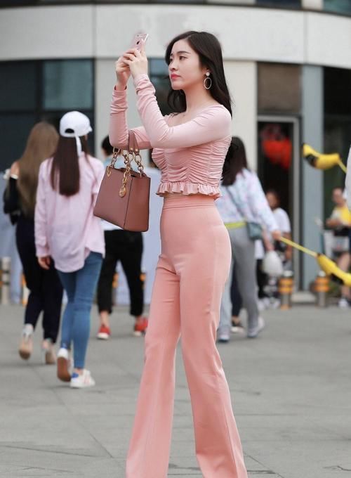 美女|抱怨“小肚腩”？没必要，遵循原则这样穿，看女孩的表情就懂了！