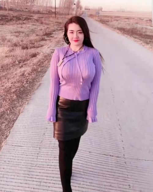 少妇穿紫色毛衣小皮裙，很有韵味，尽显性感身材