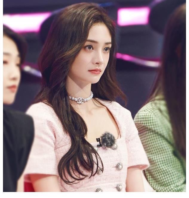 韩红脸盲认错女团成员,周洁琼瞬间黑脸,吴宣仪成为表情包