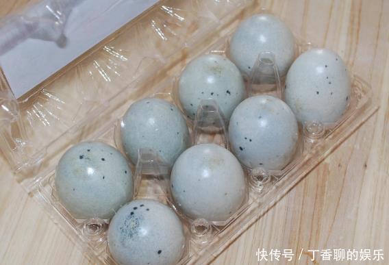 做凉拌皮蛋时,调料别弄错,有3种调料不可少,吃着不涩口香喷喷