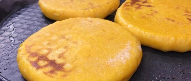 面粉|南瓜饼的新做法,好吃又健康,我一顿能吃好几个