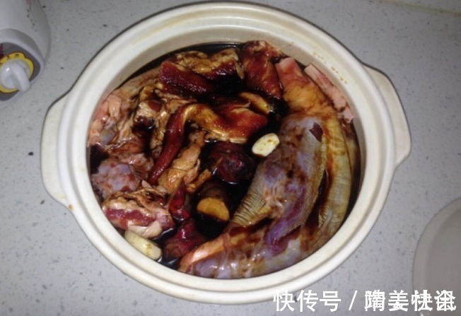 做酱牛肉，只需4种调料，牢记关键3步，牛肉酱香红润，酥烂不塞牙