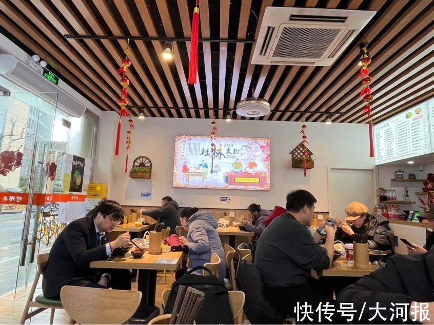 中风险|“全国最小中风险区”恢复营业成网红店：次密接者专程赶来打卡