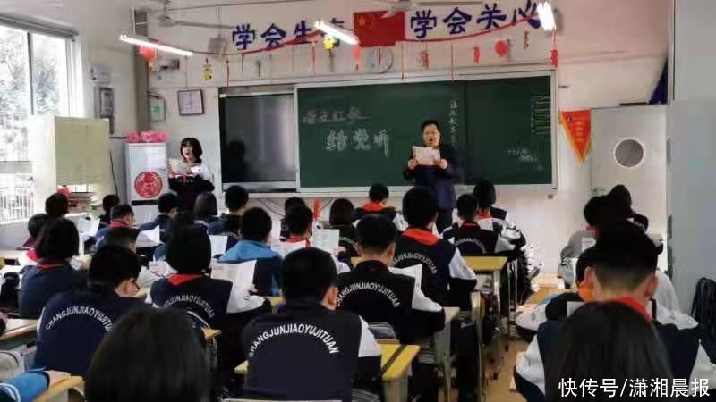 嘹亮歌声“叫醒”校园，麓外学子和校长一起激情午唱