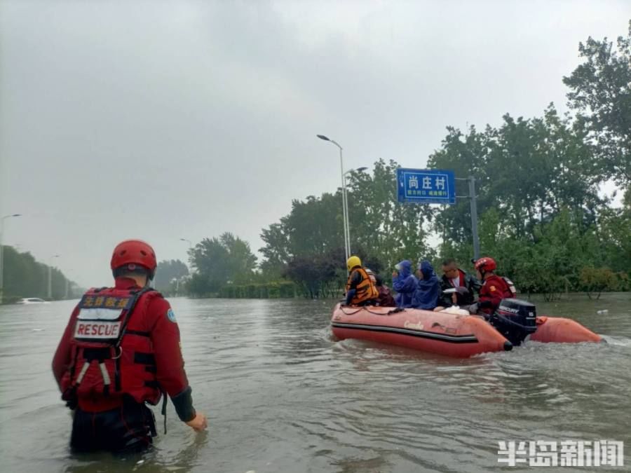 救援|青岛红十字会搜救队参与转运河南新乡受困群众1000余人