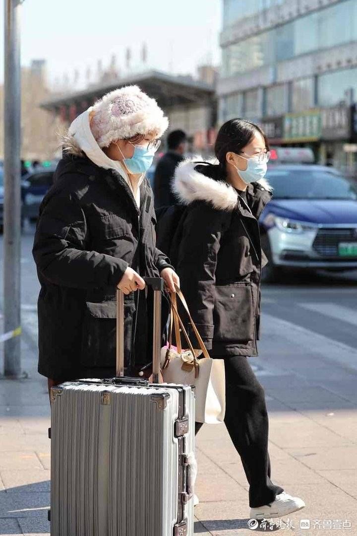 济南高校陆续开学，火车站迎学生返程小高峰