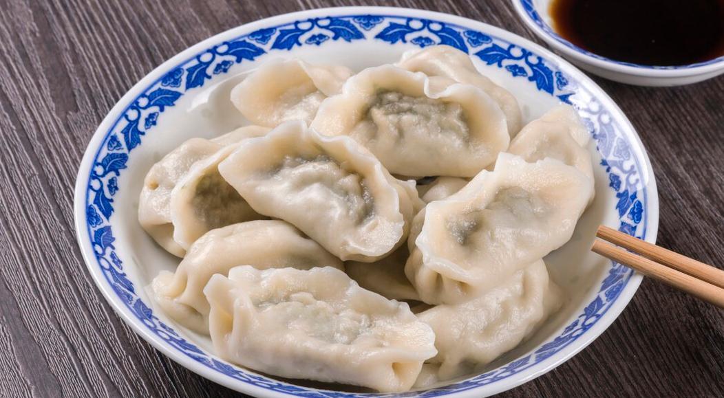 煮饺子是盖盖煮还是开盖煮？其实有讲究，难怪以前煮饺子老是破皮