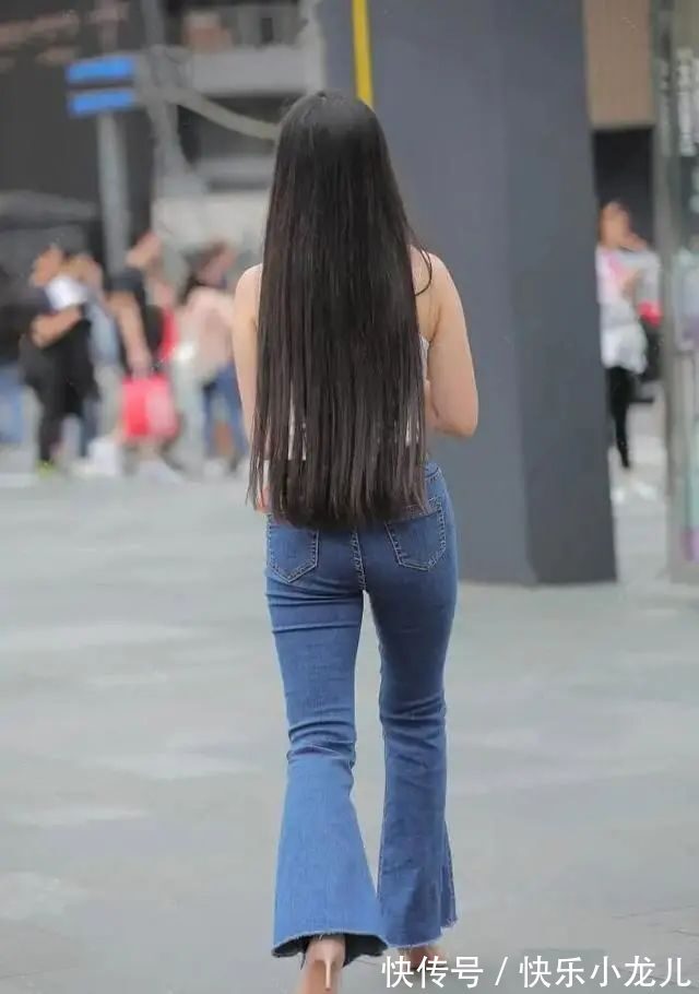 纯白色 蓝色牛仔短袖搭配黑色长款打底裤,整体清新搭配,气质阳光自信