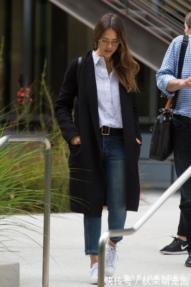 毛衣 风衣里面穿什么才时尚?今年推荐这5种“内搭”,减龄百搭又耐看