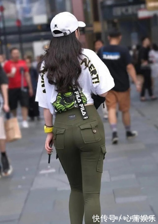 紧身 打底裤展现女神动人风姿,展现独到美观的穿搭,突显潮流风格