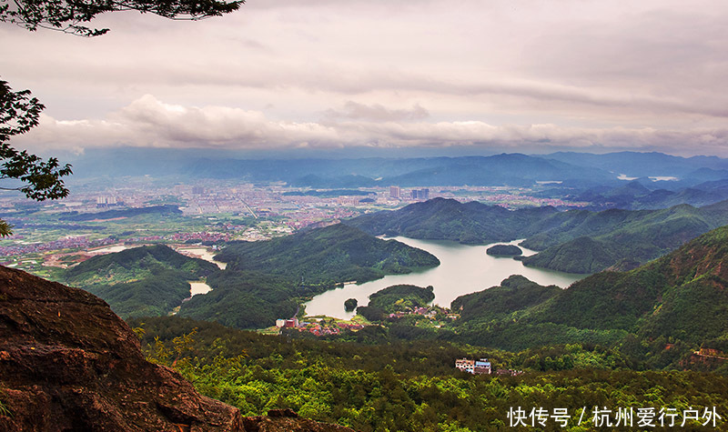 浦江|爱行户外-美景欣赏12月5日浦江仙华山：初冬，遇上那一抹红