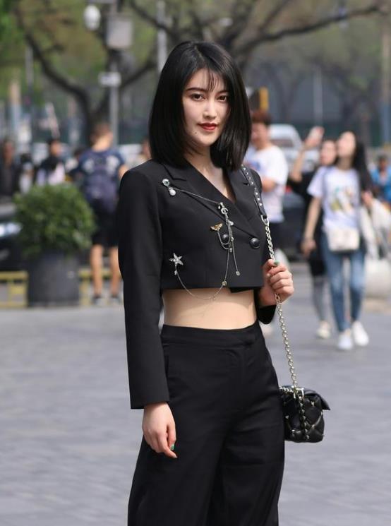 身材|街拍:气质优雅的时尚辣妈,黑色的碎花长裙美丽大方