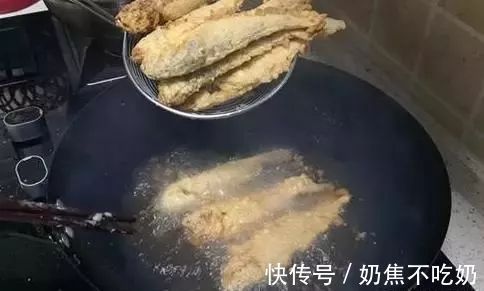面粉|炸鱼时,有人裹淀粉,有人裹面粉?大厨:都不对!教你正确做法