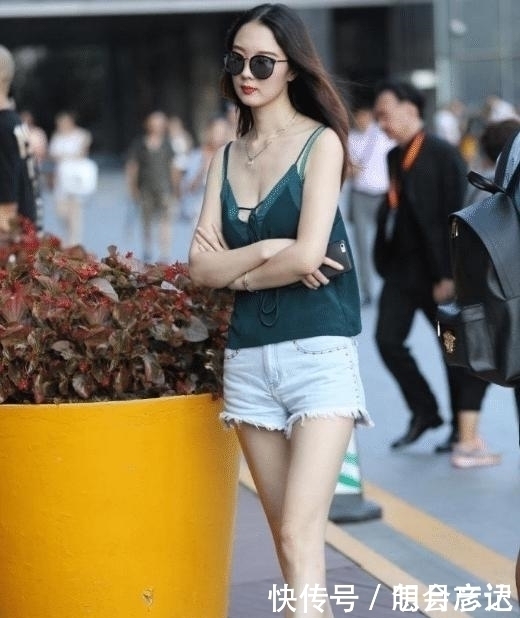 有气质的表姐,“地摊”买的牛仔裤也能穿出“天生丽质”