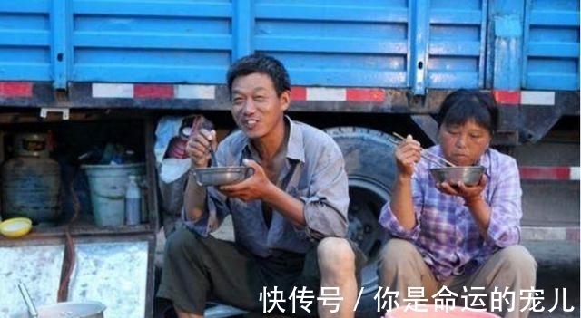 爹娘|弟弟把儿养在哥家,夫妻打工回来给哥八千,回去一翻书包,热泪盈