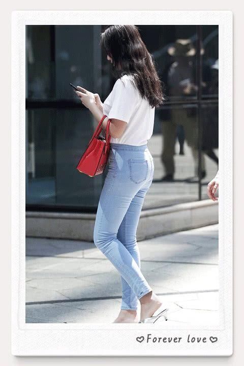 紧身 紧身牛仔裤装扮时尚简单,大方又显气质和个性,展现你的好身材!