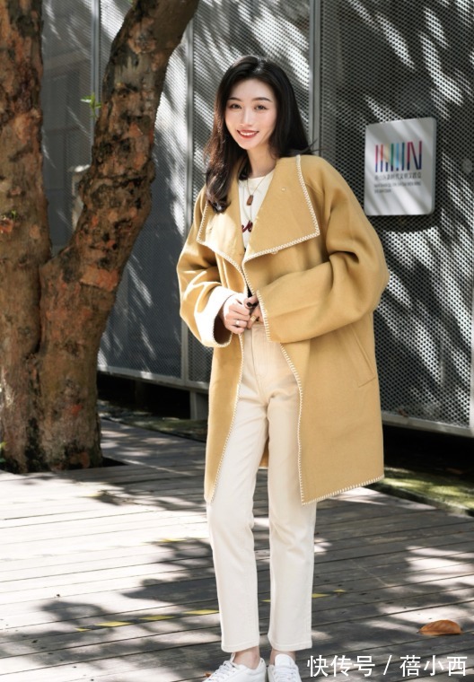 小白裤 “大衣+小白裤”=2022最火搭配,高级时髦有气质,关键是不烂大街