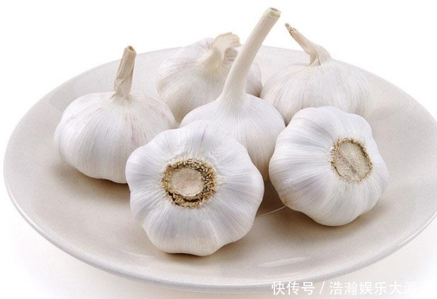 睡前在枕头下放几掰大蒜，不出半月，你会收获3个喜人变化！