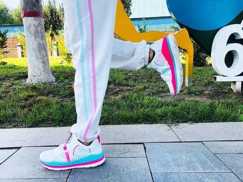 跑步 减缓冲击、低落差、耐磨损、超轻量,这双跑鞋才不到五百块?