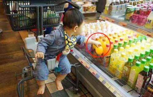 孙女在超市打碎一盒蛋，店员竟要求20倍赔偿，爷爷做法太棒了