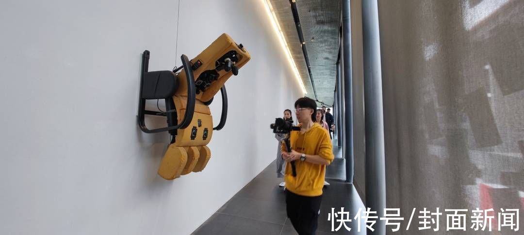 椅子季&十位中外艺术家组团参展，这个展览把椅子玩出了“花样年华”