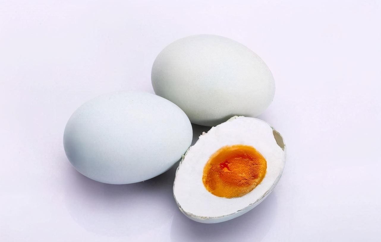  咸鸭蛋|腌咸鸭蛋不要只加盐，多加一味调料，腌好的咸鸭蛋更容易出油