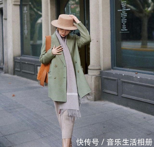浅灰色 时尚博主的高级穿搭来了,淡绿色西装配浅灰色半身裙,简约又时尚!