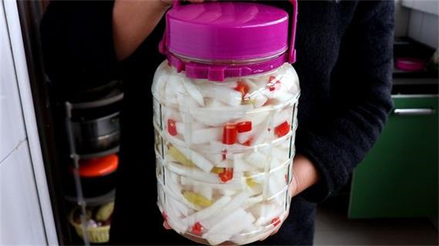 腌萝卜条|饭店的腌萝卜为啥好吃?教你在家做,酸辣脆爽,放12个月不坏