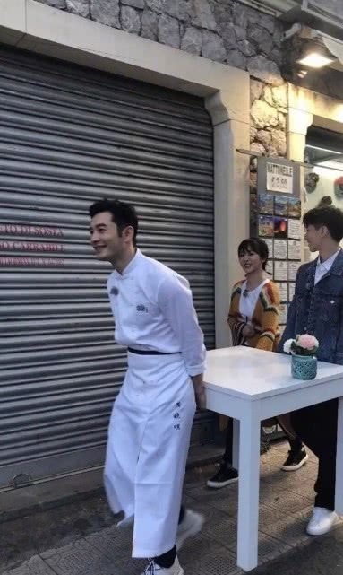 杨紫录制《中餐厅》被偶遇,扎小辫子化身收银员小妹,颜值超耐扛