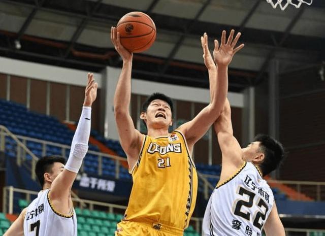 许钟豪|CBA惩罚最大争议,姚明严惩许钟豪,广东男篮4位球员却安然无恙