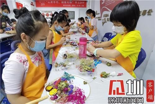  动手|海月社区举行手工花团扇制作 中外小朋友一起动手创意无限