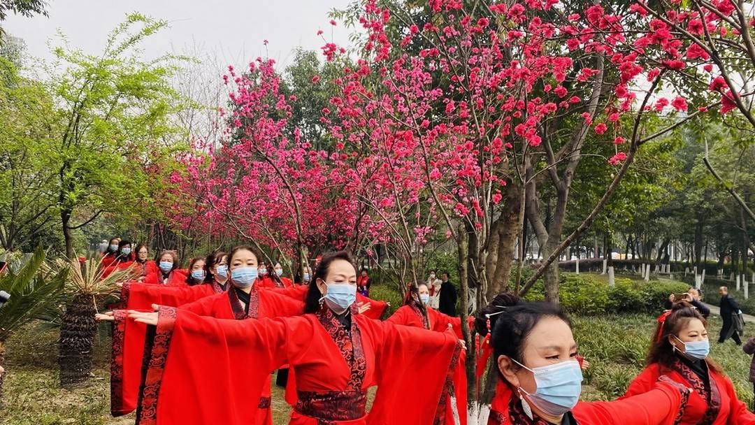 老年|穿汉服过节日 居民熊猫绿道秀风采