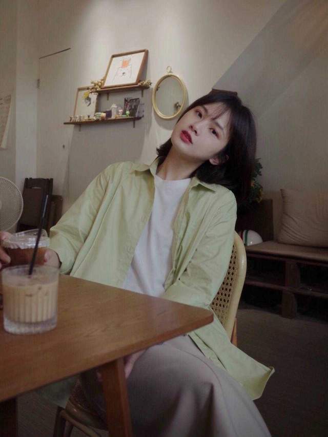 穿搭|今年秋天流行这样穿，看完你就学会了，T恤叠穿也可以那么美