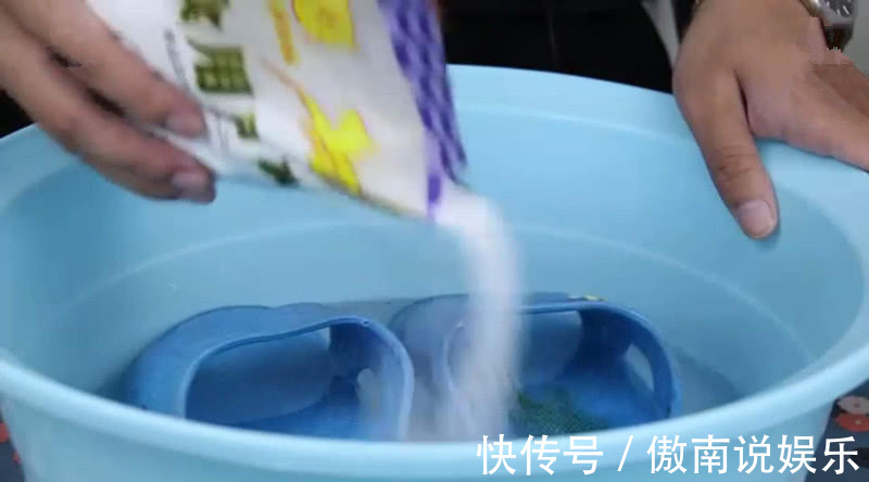 不管多脏的拖鞋,只需水里撒上一把它,洗出的拖鞋像新的一样