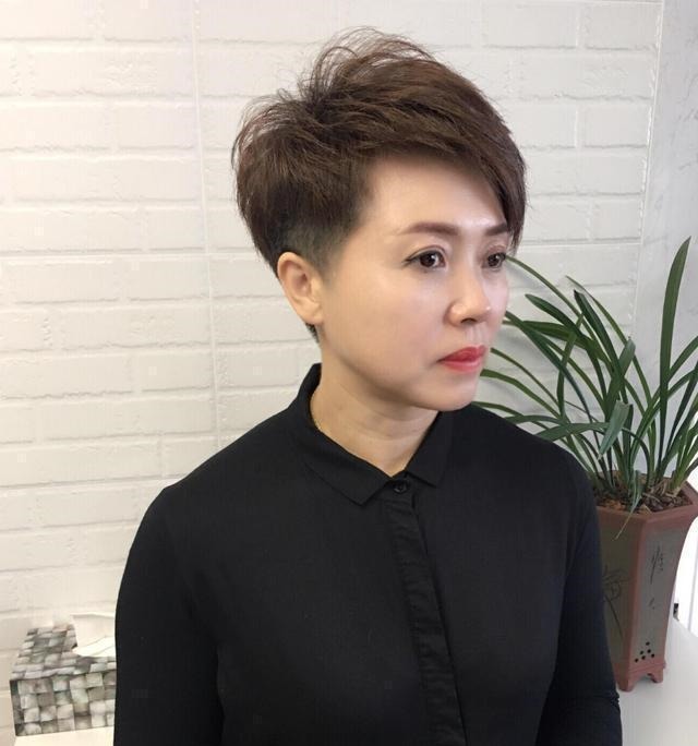 利落 女人过了40岁发型这样剪,时尚利落又洋气,显小10岁都不止