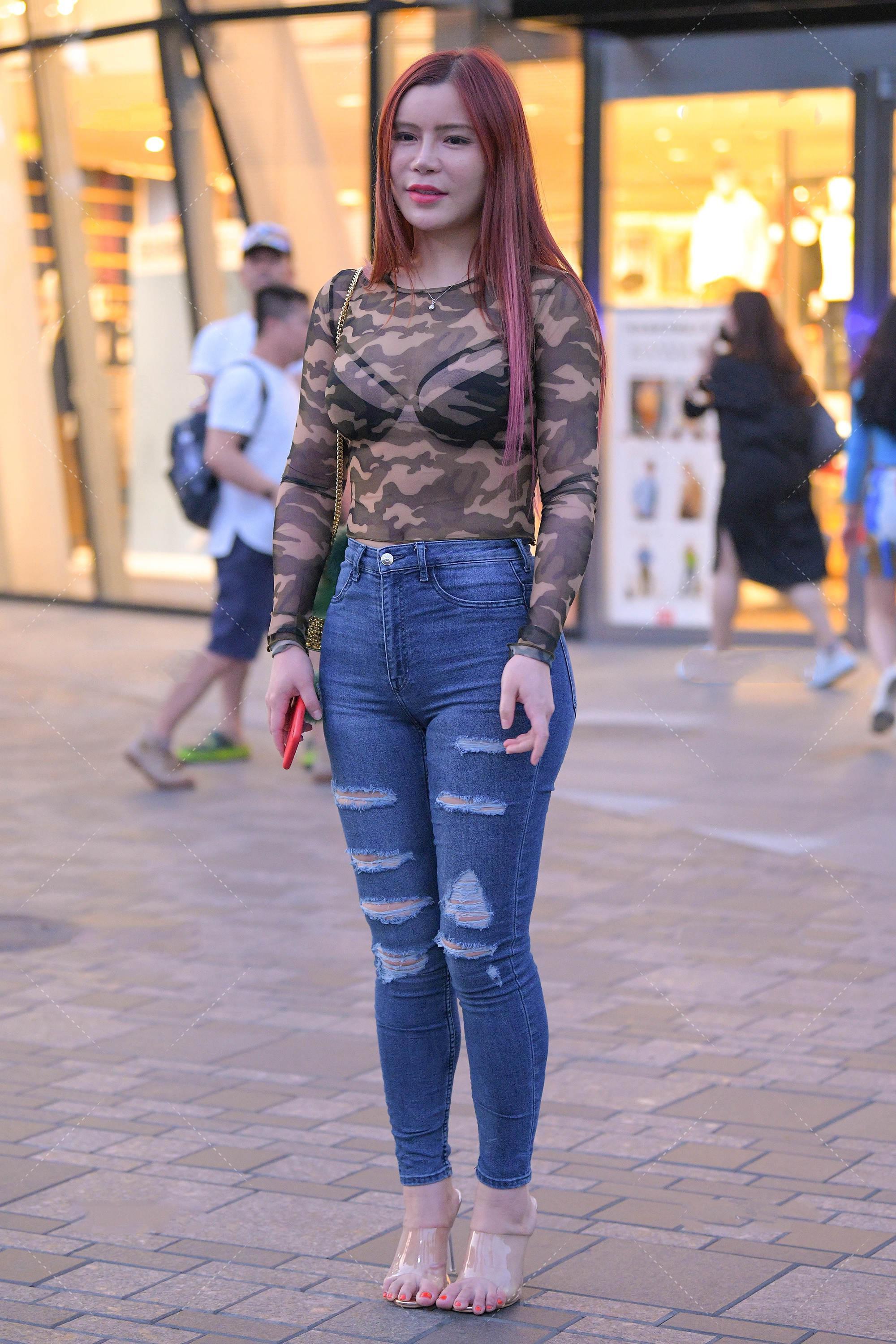 链条包|比较流行的网纱打底搭配方法, 其实很简单, 搭配牛仔裤就可以