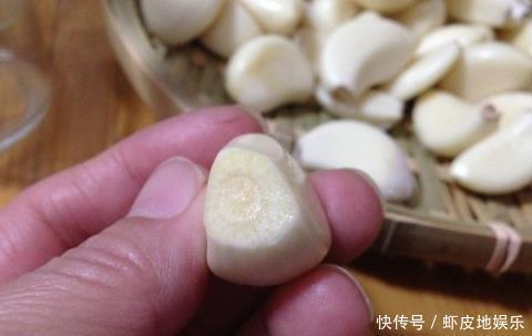 腌制腊八蒜|腌腊八蒜,别只知道放醋!再加2样,香脆爽口,3天就能变绿,好吃