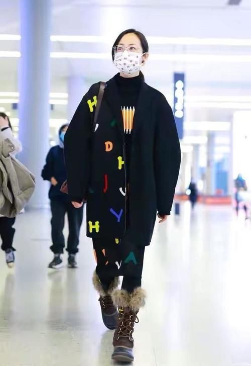 造型|太高级了！卡其色大衣搭撞色围巾，好有国际时尚范