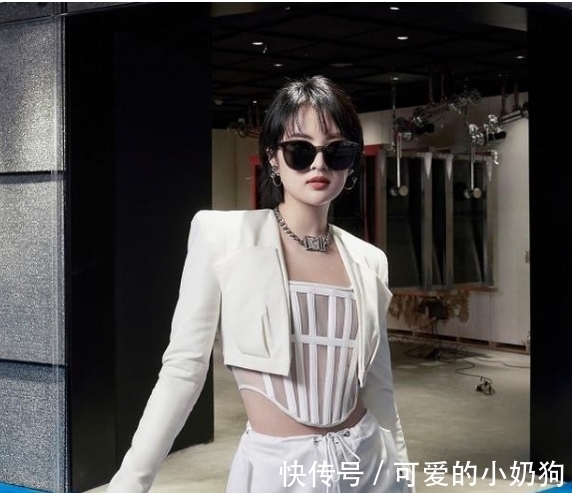 姚安娜|中餐厅姚安娜给客人上菜，听听对方给她的评价，装是装不出来的！