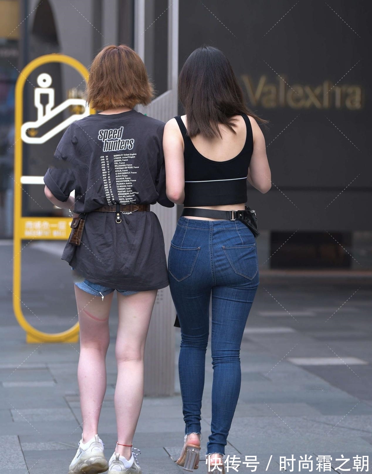 牛仔裤|黑色“U”领运动背心,搭配牛仔裤,时尚大气感飙升