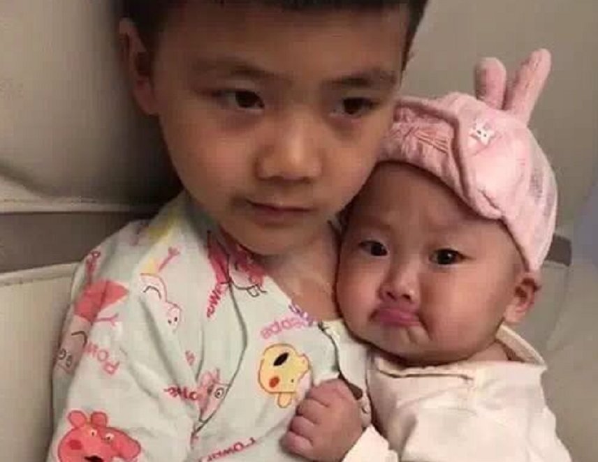 妈妈|二胎妹妹被妈妈教训后,一脸委屈躲在哥哥怀里,网友:太有爱了