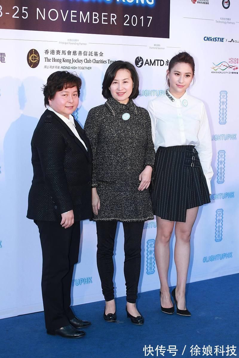 黑色|58岁何超琼再次艳压群芳,黑色蕾丝裙配飞尾短发,胸针显真名媛