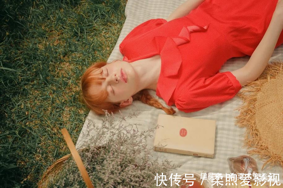 黄皮 建议皮肤黄的女性,少穿黑白灰,多穿这3个“颜色”,显白显气色