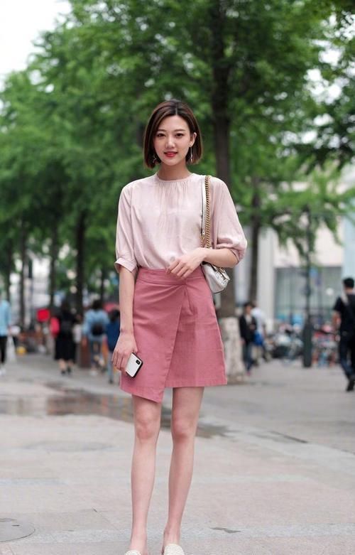 身穿|街拍小姐姐身穿喇叭一字肩上衣搭配浅蓝色牛仔热裤,美丽动人