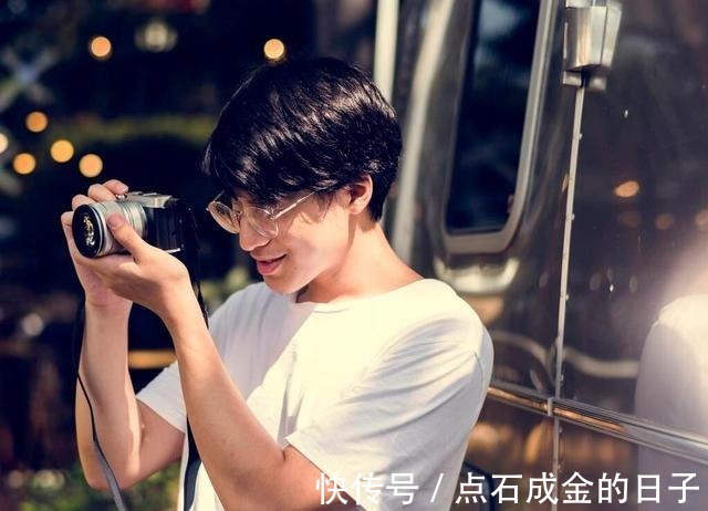 发型 男生剪对发型很重要,今秋就留这4款流行发型,长相一般也很帅气!